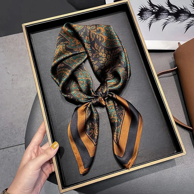 Foulard carré en satin